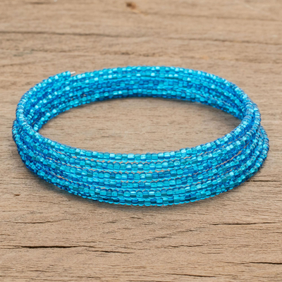 Glasperlen-Wickelarmband, 'Lake Brilliance - Blaues Glasperlen-Wickelarmband aus Guatemala