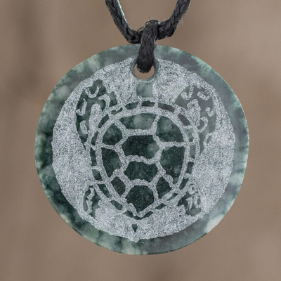 Jade-Anhänger-Halskette, 'Kawoq - Handgeschnitzte Jade-Meeresschildkröten-Anhänger-Halskette aus Guatemala