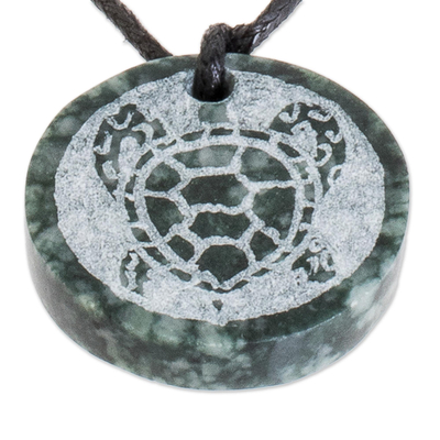 Jade-Anhänger-Halskette, 'Kawoq - Handgeschnitzte Jade-Meeresschildkröten-Anhänger-Halskette aus Guatemala