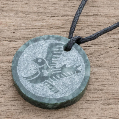 collar con colgante de jade - Collar con colgante de águila de jade tallado a mano de Guatemala