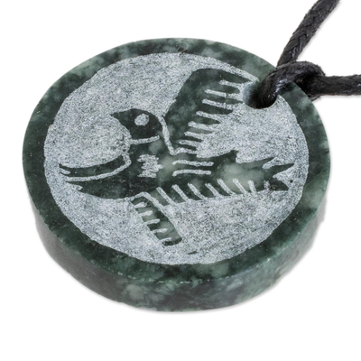 collar con colgante de jade - Collar con colgante de águila de jade tallado a mano de Guatemala