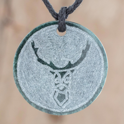 collar con colgante de jade - Collar con colgante de medallón de jade con temática de venado de Guatemala