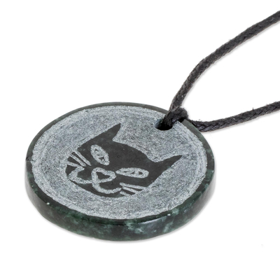 collar con colgante de jade - Collar con colgante de medallón de jade con temática de gato de Guatemala