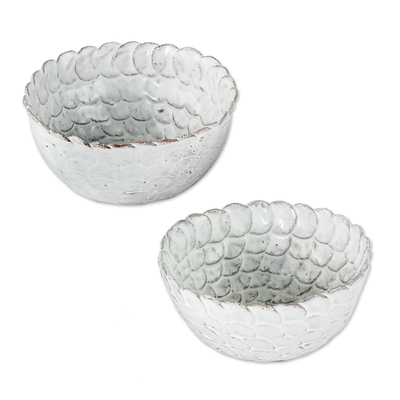 Kleine Keramikschälchen, 'White Scales' (Paar) - Handgefertigte kleine weiße Keramikschalen (Paar)