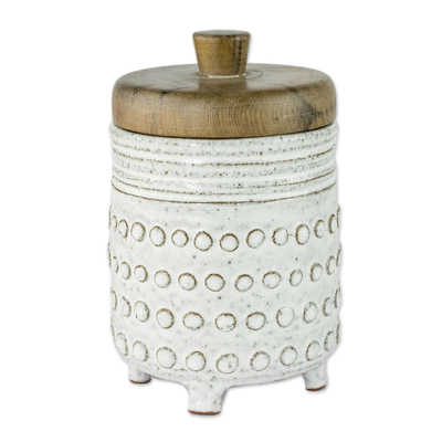 Azucarero de cerámica, 'Sweet Encounter' - Azucarero de cerámica blanca texturizada con tapa de madera