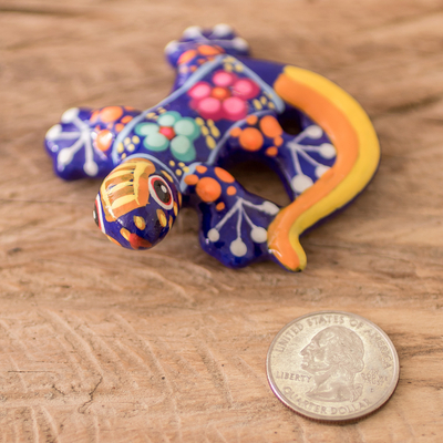 Figura de cerámica, 'Gecko del jardín en azul' - Figura de gecko con motivo floral multicolor azul pintada a mano