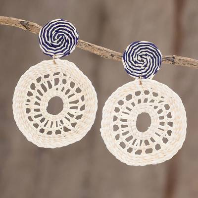 Pendientes colgantes de fibras naturales - Aretes de fibra natural con motivo de espiral y detalles en azul