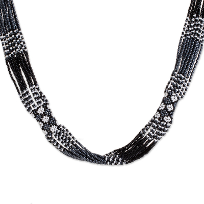 Halskette mit Glasperlensträngen, 'Harmonische Eleganz in Schwarz'. - Schwarz-weißes Glasperlen-Strangcollier aus Guatemala