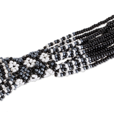 Halskette mit Glasperlensträngen, 'Harmonische Eleganz in Schwarz'. - Schwarz-weißes Glasperlen-Strangcollier aus Guatemala