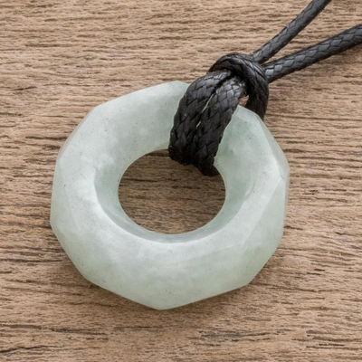 Jade-Anhänger-Halskette, 'Apple Green Ancestral Treasure - Anhänger-Halskette mit facettiertem grünen Apfel-Jade-Anhänger aus Guatemala