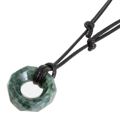 Halskette mit Jade-Anhänger - Facettierte grüne Jade-Anhänger-Halskette aus Guatemala