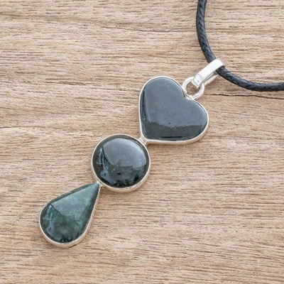 Halskette mit Jade-Anhänger - Herzförmige Jade-Anhänger-Halskette aus Guatemala