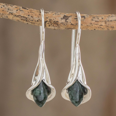 Jade-Ohrhänger, „Dunkelgrüne Calla-Lilien“ – Blumen-Ohrringe aus Silber und Jade aus Guatemala