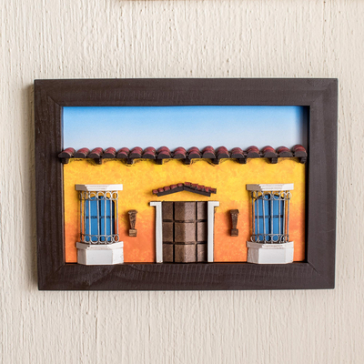 Holz-Diorama, „Süßes salvadorianisches Heim“. - Gerahmtes Holz Flachrelief Gelbes Hausfassaden-Diorama