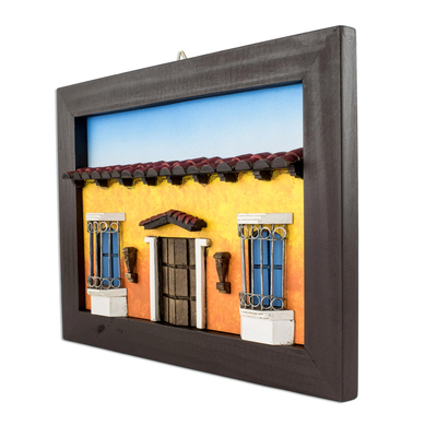 Holz-Diorama, „Süßes salvadorianisches Heim“. - Gerahmtes Holz Flachrelief Gelbes Hausfassaden-Diorama
