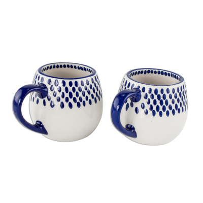 Keramikbecher, 'Tazumal-Punkte' (Paar) - Marineblaue und weiße Keramikkrüge aus El Salvador (Paar)