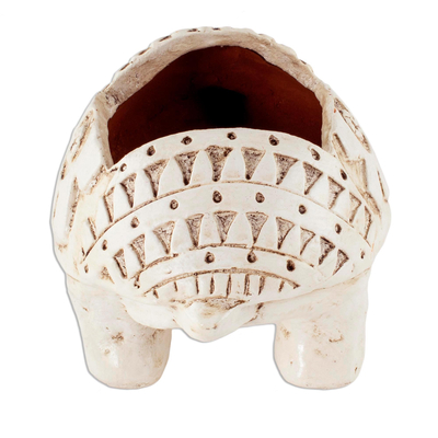 Blumentopf aus Terrakotta, 'Fleißige weiße Schildkröte'. - Fleißiger Blumentopf mit weißer Keramikschildkröte aus El Salvador