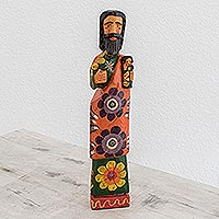 Holzstatuette „Heiliger Josef“ – Florale Holzstatuette des Heiligen Josef aus Guatemala