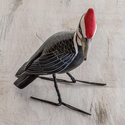 Figura de cerámica, 'Carpintero Pileated' - Estatuilla de pájaro carpintero de cerámica posable hecha a mano guatemalteca