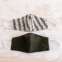 Baumwoll-Gesichtsmasken, „Zigzag Brocade“ (Paar) – 2 handgewebte Baumwollmasken in grünem Brokat und einfarbigem Braun