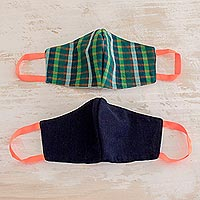 Baumwoll-Gesichtsmasken, „Cheerful Squares“ (Paar) – 2 handgewebte Baumwollmasken in grünem Karo und einfarbigem Blau