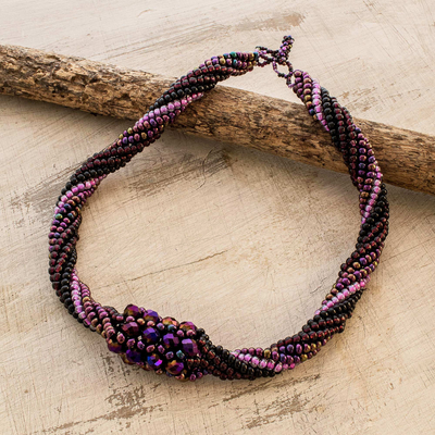 Perlenhalskette mit Torsade, 'Purple Rain'. - Violette Torsade-Perlenkette aus Guatemala