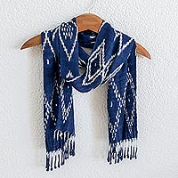 Bufanda ikat de rayón, 'Silueta en azul marino' - Bufanda Ikat azul y blanca artesanal