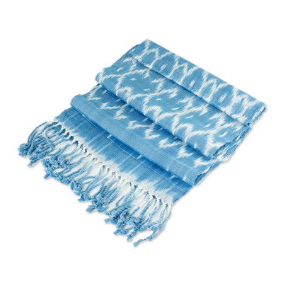 Rayon-Ikat-Schal, „Silhouette in Cyan“. - Rayon-Ikat-Schal in Hellblau und Weiß