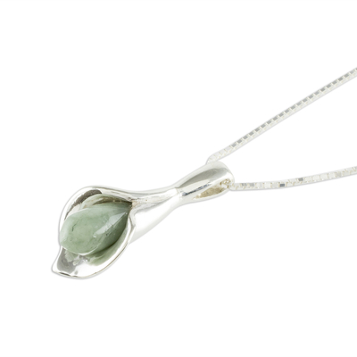Jade-Anhänger-Halskette, 'Mixco Lilie in Hellgrün'. - Lilienförmiges Anhänger-Halsband mit hellgrüner Jade