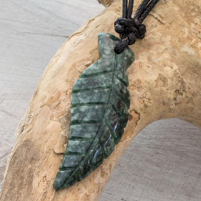 Unisex-Halskette mit Jade-Anhänger - Handgefertigte Halskette mit Anhänger aus dunkler Jade