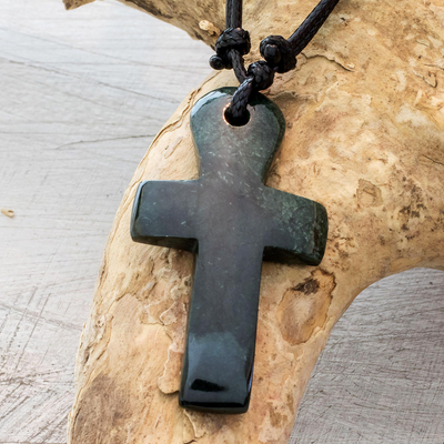 Jade-Anhänger-Halskette, 'Sweet Salvation' (Süße Erlösung) - Handgefertigte dunkelgrüne Jadekreuz-Halskette