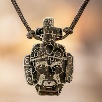 collar con colgante de jade - Collar con colgante de jade con máscara maya