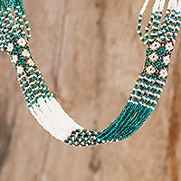 Lange Torsade-Halskette mit Perlen, „Viridian and White Harmony“ – Lange Torsade-Halskette mit grünen und weißen Perlen