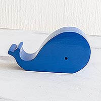 Soporte para teléfono de madera, 'Ballena Azul' - Soporte para teléfono de madera de ballena azul tallado a mano de Guatemala