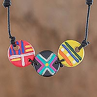 Porzellan-Anhänger-Halskette, „San Miguel Stripes“ – handbemalte Porzellan-Anhänger-Halskette