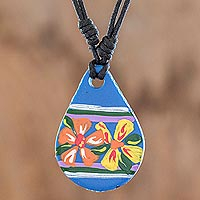 Porzellan-Anhänger-Halskette, „Santa Cruz La Laguna“ – Blaue, florale, kalte Porzellan-Anhänger-Halskette