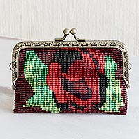 Perlenbesetzte Clutch-Handtasche, „A Crimson Rose“ – Perlenbesetzte schwarze Clutch-Handtasche mit Crimson Rose-Motiv