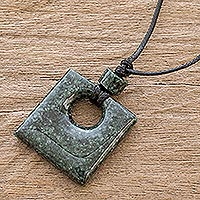 Jade-Anhänger-Halskette, „Sin Fin“ – guatemaltekische natürliche dunkelgrüne Jade-Anhänger-Halskette