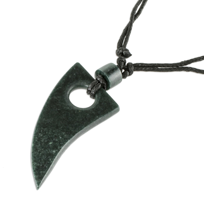 Jade-Anhänger-Halskette, 'Colmillo' - natürliche dunkelgrüne Jade-Anhänger-Halskette aus Guatemala