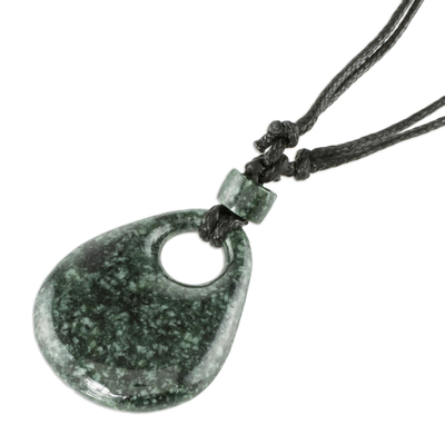 Collar colgante de jade, 'Gota de Lluvia' - Collar colgante de jade verde oscuro natural guatemalteco