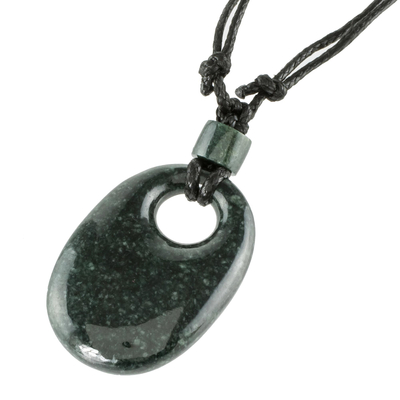 Jade-Anhänger-Halskette, „Ovalo“ – natürliche dunkelgrüne Jade-Anhänger-Halskette aus Guatemala