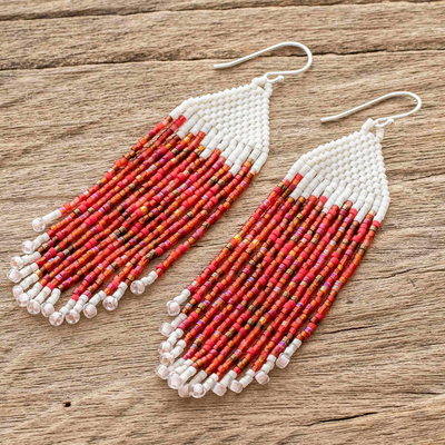 Wasserfall-Ohrringe mit Perlen, 'Scarlet Flags' - Lange handgefertigte Glasperlen-Ohrringe