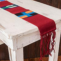 Corredor de mesa de algodón, 'Solola Totem in Crimson' - Corredor de mesa de algodón tejido artesanal