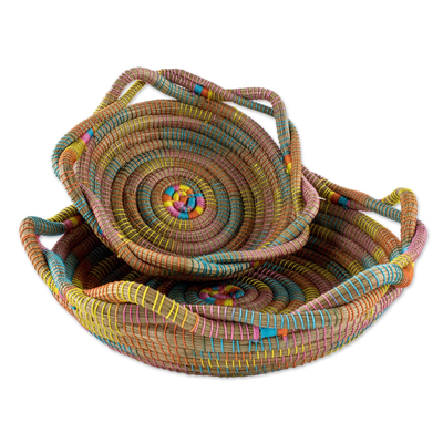 Cestas de agujas de pino, 'Colorful Feast' (Par) - Par de cestas de agujas e hilos de pino de Nicaragua