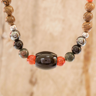 Halskette mit Perlen aus Holz und mehreren Edelsteinen, „Arenal“ – Halskette mit Perlen aus mehreren Edelsteinen und Holz