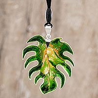 Art glass pendant necklace, 'Monstera Leaf' - Art Glass Leaf Adjustable Pendant Necklace from Costa Rica