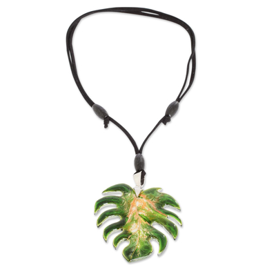 Kunstglas-Anhänger-Halskette, 'Monstera Leaf' - Art Glass Leaf Verstellbare Anhänger Halskette aus Costa Rica