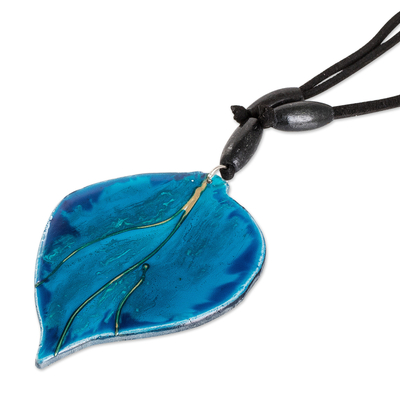 Halskette mit Anhänger aus Kunstglas - Einzigartige Blattkette aus geschmolzenem Glas