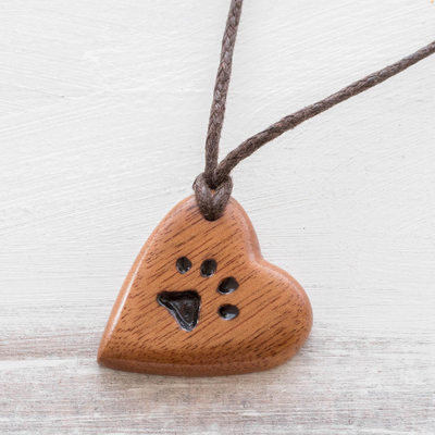 Anhänger-Halskette aus wiederverwertetem Holz, 'Paw Print On My Heart' - Holz Pfote drucken Herz Halskette