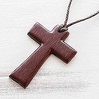 Collar con colgante de madera recuperada, 'Cruz de amor' - Collar con cruz de madera tallada